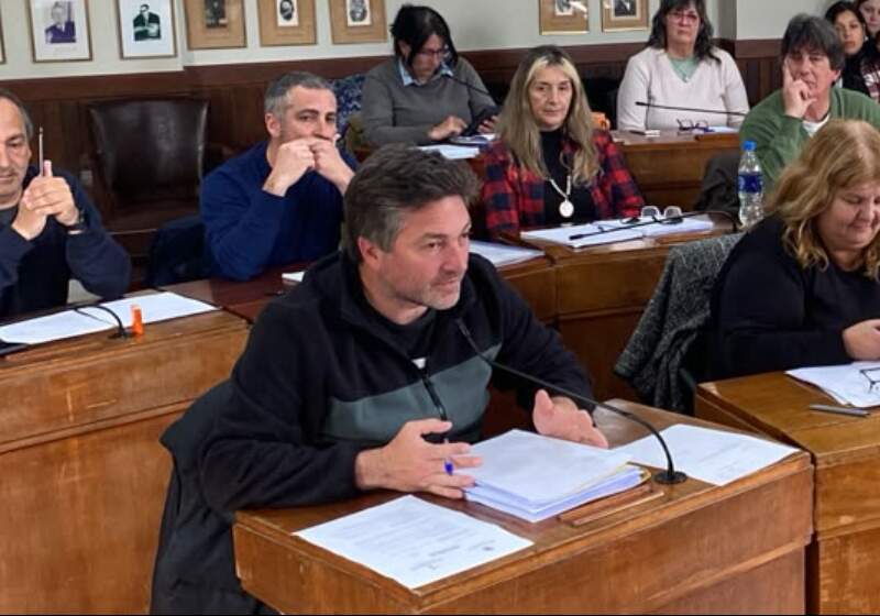 La iniciativa presentada para la sesión de este miércoles en Coronel Vidal exige explicaciones al Ejecutivo sobre contenedores desbordados, calles deterioradas y estado edilicio.