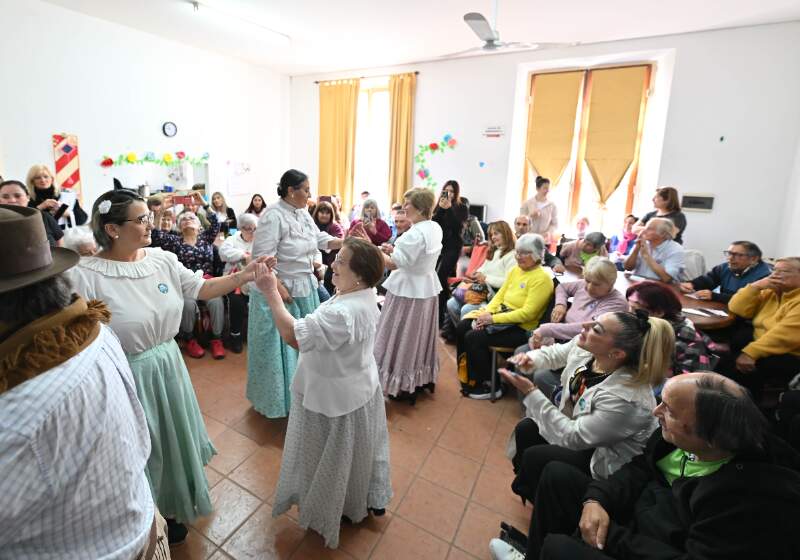 En el marco del Día Internacional de las Personas Mayores, jóvenes y adultos compartieron un taller reflexivo, actividades artísticas y la construcción de un mural colectivo.