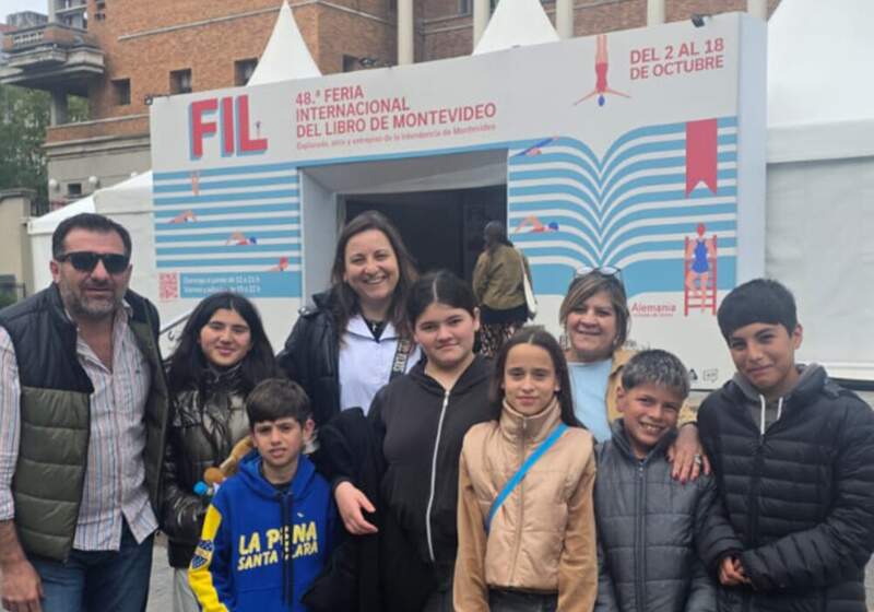 Alumnos del segundo ciclo del Centro Educativo Complementario Nº 801 participan de la 48ª Feria Internacional del Libro en Uruguay.