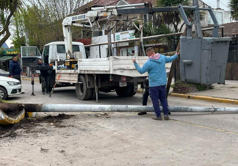 Las tareas comenzaron a la altura de la calle Santa Elena e incluyeron el retiro del boulevard y del alumbrado público.