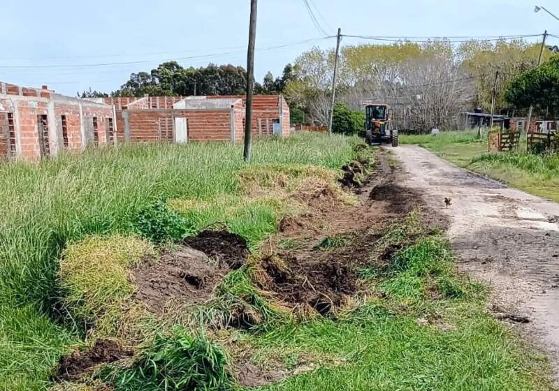 Las cuadrillas realizaron recolección, corte de césped, trabajos viales y zanjeo para favorecer el escurrimiento del agua.