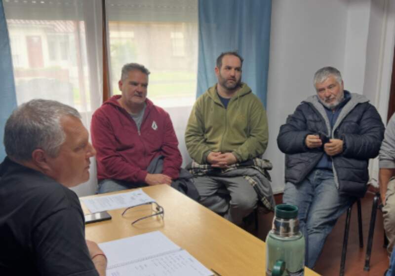 El delegado de Santa Clara, Fabián Jacquet, se reunió con productores cerveceros en otra reunión de trabajo para planificar el evento.