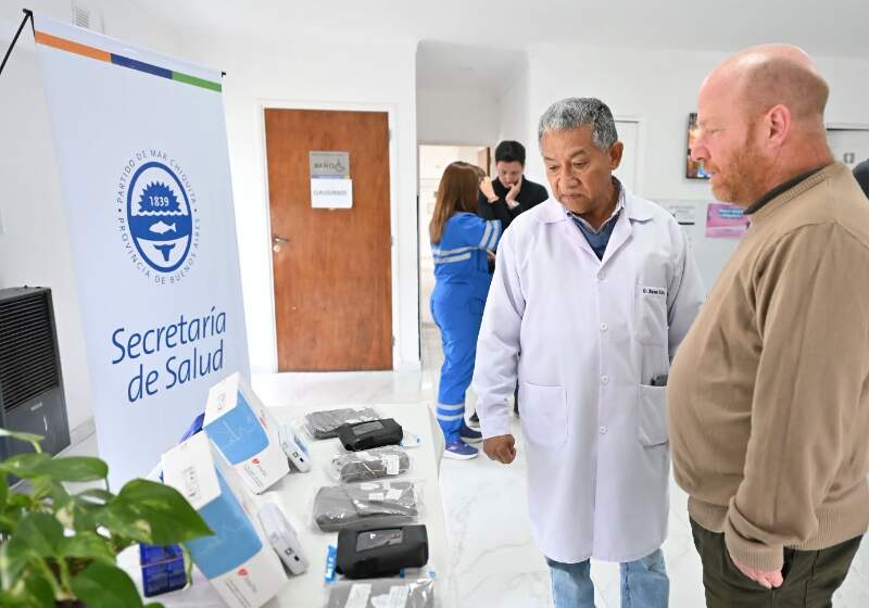 La Municipalidad de Mar Chiquita entregó equipamiento de monitoreo de presión arterial por 24 horas, reactivos de laboratorio y medicamentos para abastecer la farmacia.