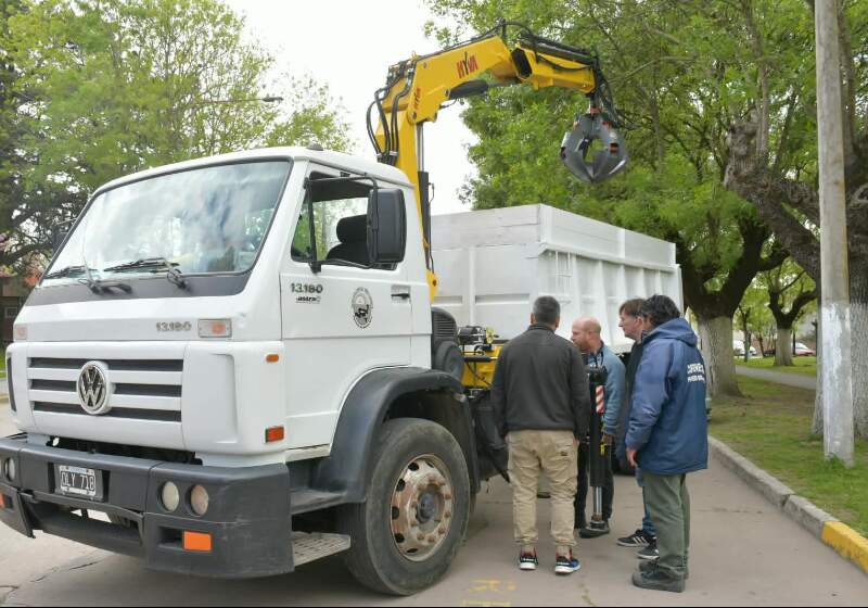 El equipo, montado sobre un camión de la flota municipal, fue adquirido mediante Provincia Leasing y permitirá optimizar las tareas de poda y mantenimiento del alumbrado.