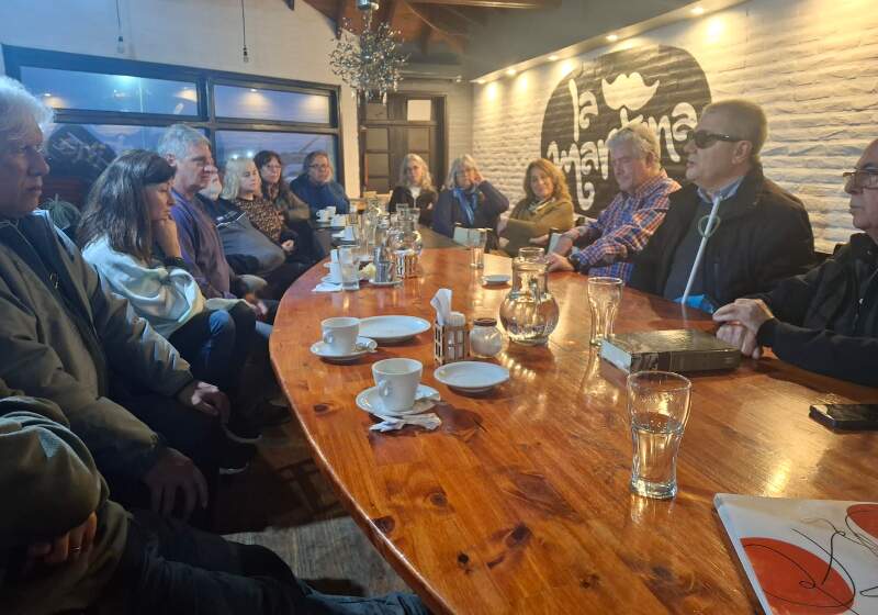 El encuentro coordinado por Mario Lupo reunió a entusiastas del fenómeno OVNI en una tarde de debate sobre seres de otros mundos y enigmas de la historia.
