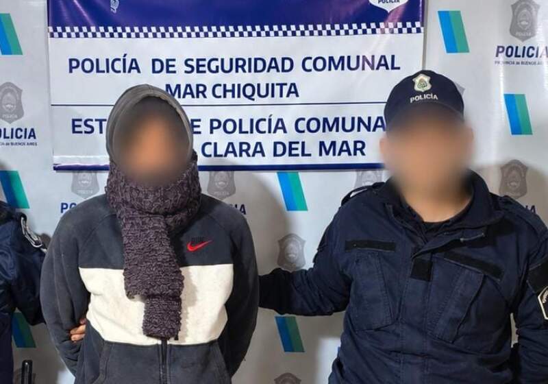 El sujeto, con múltiples antecedentes por delitos contra la propiedad en la zona, fue atrapado agazapado dentro de la casa con una faca de 30 centímetros.