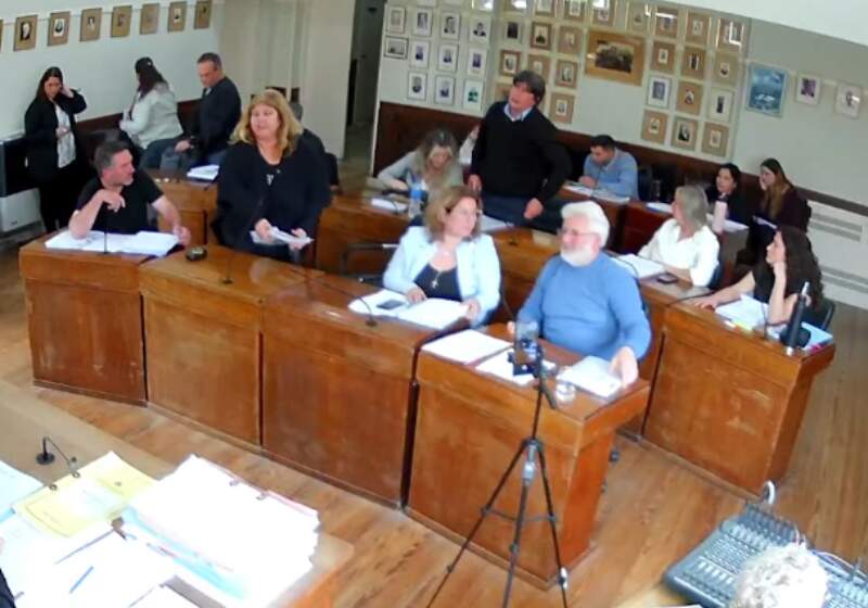 Fue por el tratamiento sobre tablas del proyecto de la Semana de la Identidad. La conducción del debate por parte de la Presidencia derivó en el retiro masivo de la oposición.
