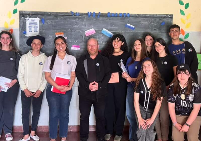 El intendente Walter Wischnivetzky y la directora de Educación, Sofía Garú, encabezan reuniones semanales en las escuelas secundarias del distrito.