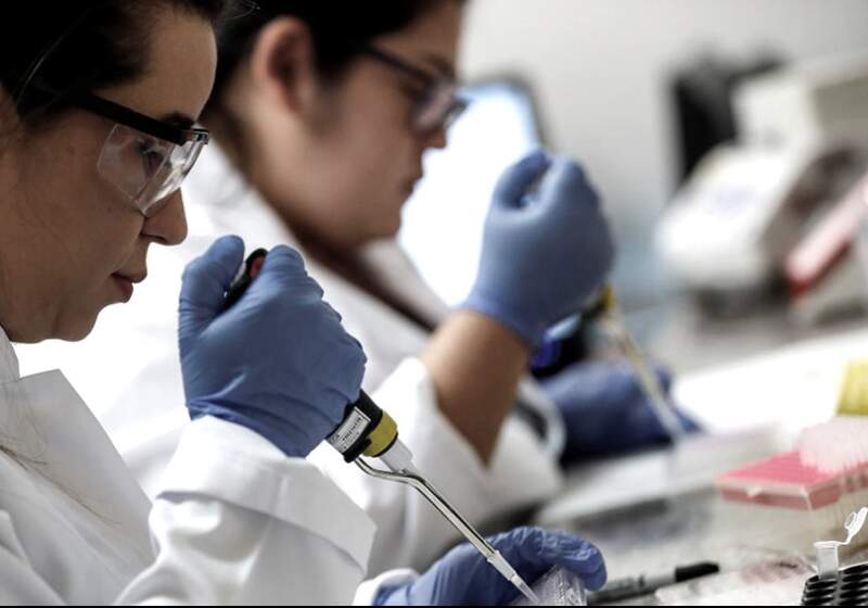 En el país, el estudio involucra a 5.000 voluntarios. “Muchos ya han recibido la segunda dosis y hasta el momento no hubo registros de irregularidades graves de salud”. 
