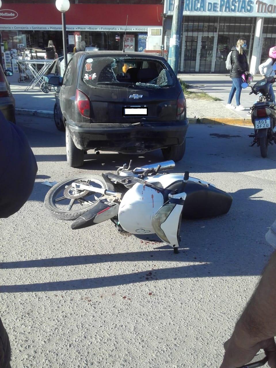Es menor de edad, manejó una moto y chocó contra un auto estacionado