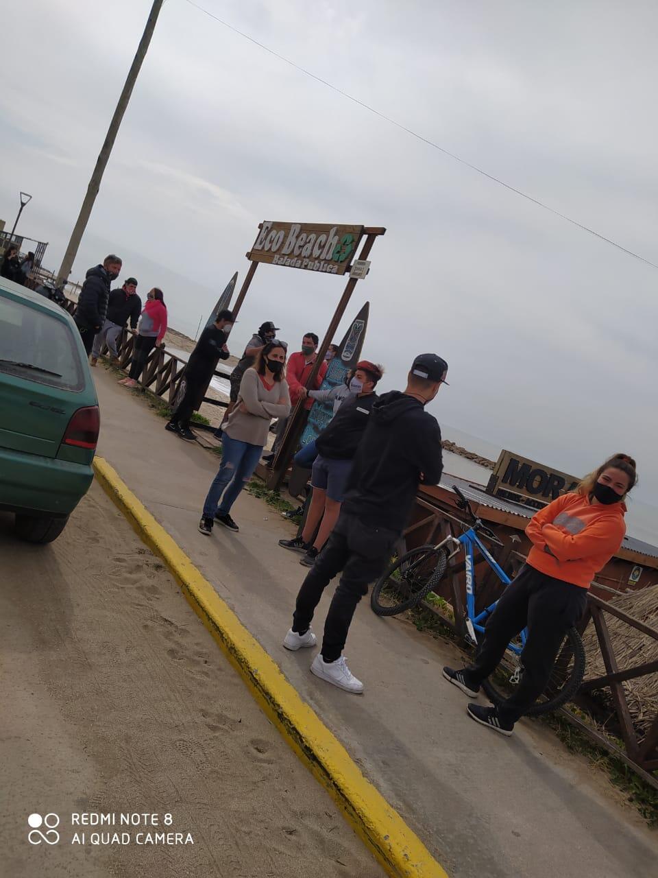 Ruidosa manifestación en Santa Clara del Mar para evitar que derriben los chiringos de la playa