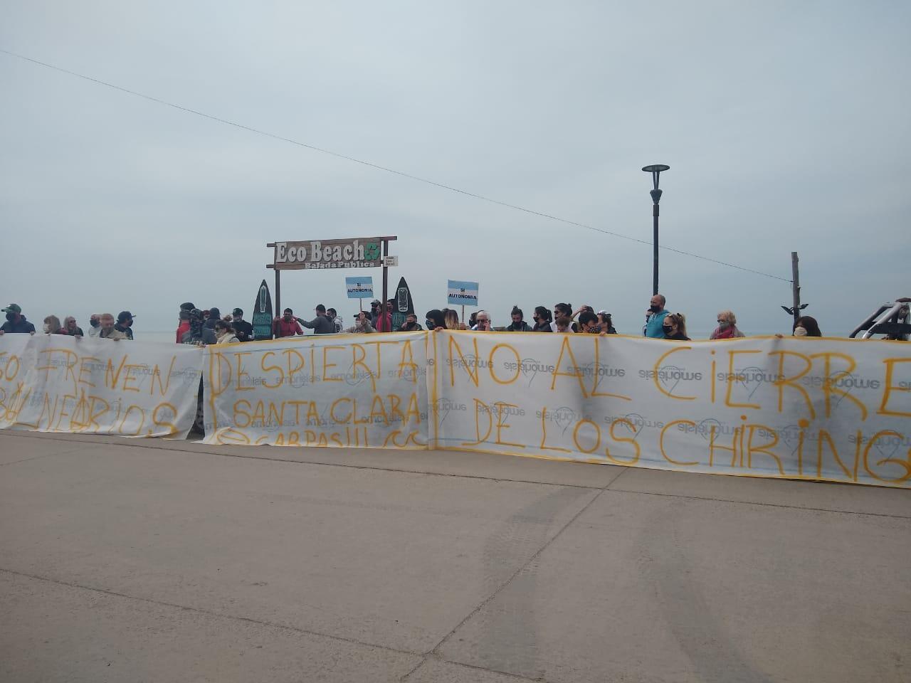 Ruidosa manifestación en Santa Clara del Mar para evitar que derriben los chiringos de la playa