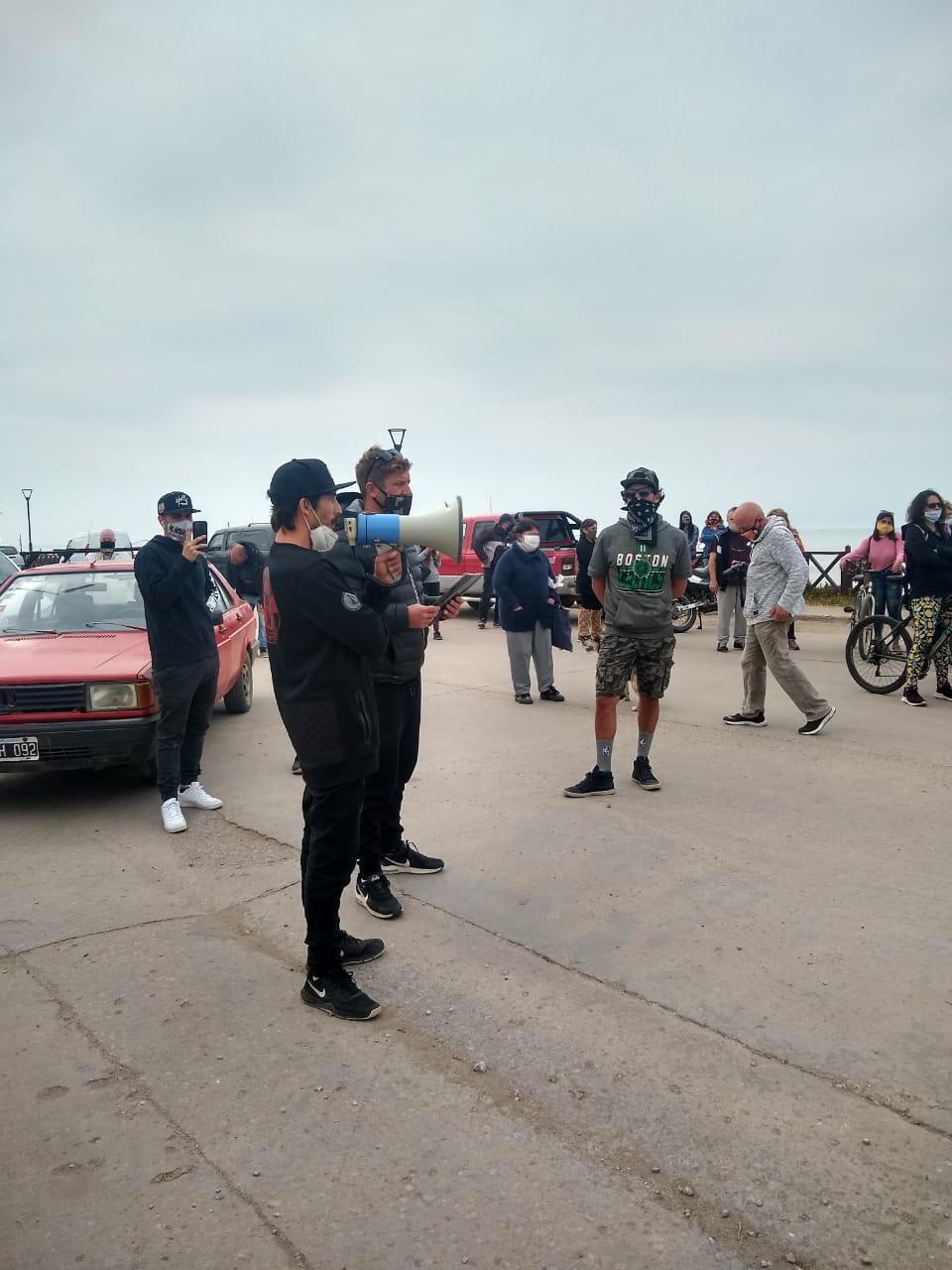 Ruidosa manifestación en Santa Clara del Mar para evitar que derriben los chiringos de la playa