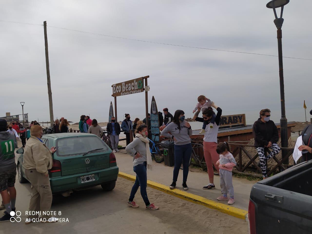 Ruidosa manifestación en Santa Clara del Mar para evitar que derriben los chiringos de la playa