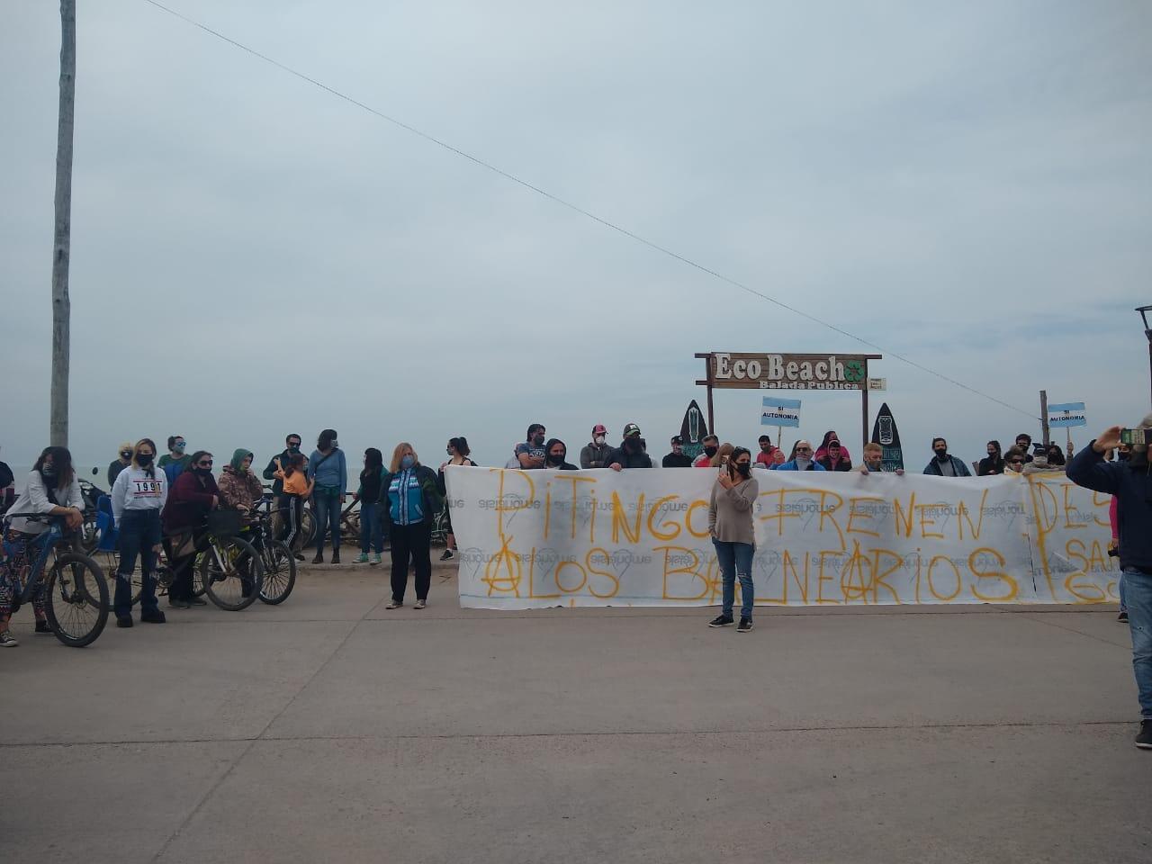 Ruidosa manifestación en Santa Clara del Mar para evitar que derriben los chiringos de la playa