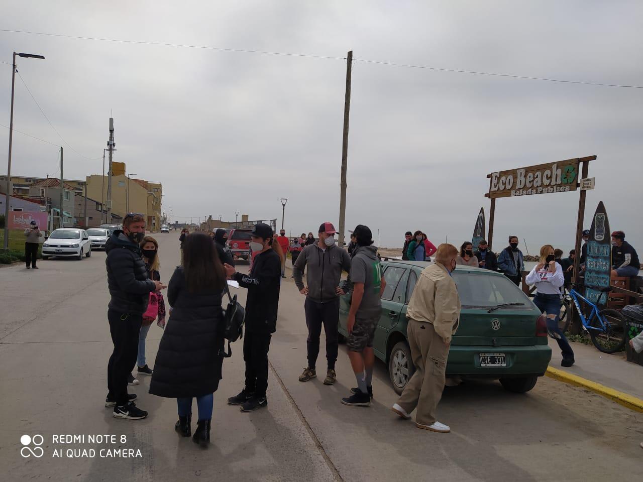Ruidosa manifestación en Santa Clara del Mar para evitar que derriben los chiringos de la playa