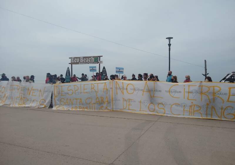 Desde el mediodía de este miércoles, cientos de vecinos autoconvocados se congregaron en la costanera de la localidad balnearia y marcharon hasta el arco de entrada.