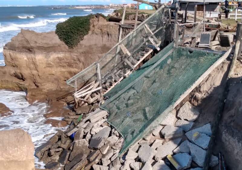 Jorge Castillo, brindó su declaración de los hechos y justificó el trabajo que realiza en una zona de barrancos. “Son bloques de cemento que están apoyados, no sobre la playa”.