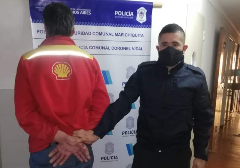 El hombre estaba en estado de ebriedad y agredió a la policía cuando fue detenido.