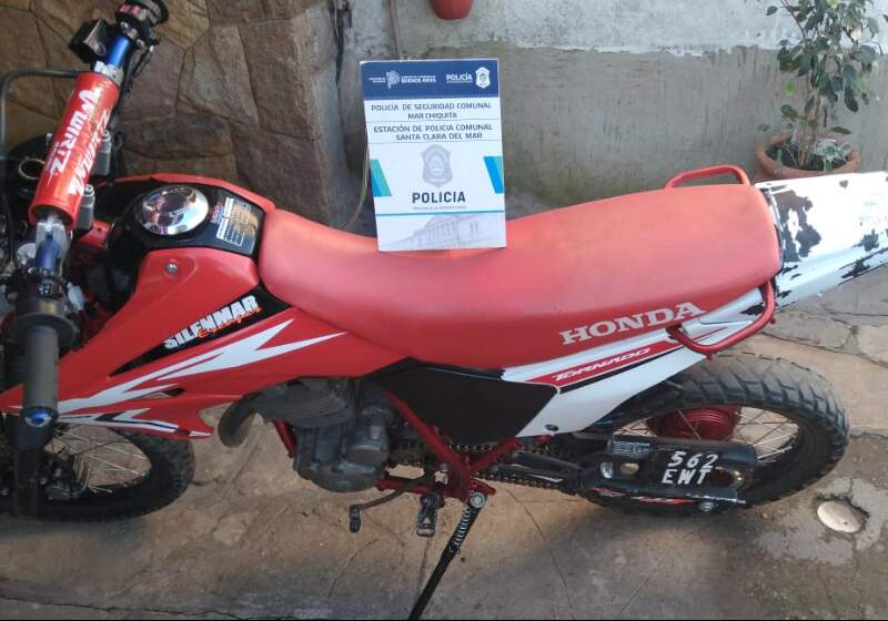Dos motos colisionaron el viernes en Santa Clara, uno de los conductores quedó herido y el otro se dio a la fuga. Este martes le allanaron la casa y le secuestraron la moto.