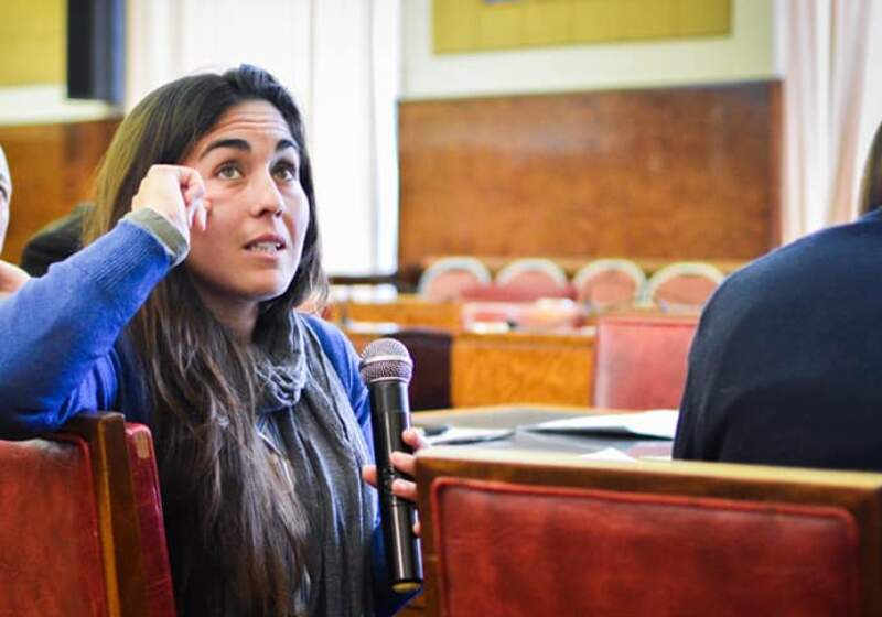 El hecho ocurrió el domingo 8 de noviembre en la puerta de la casa de la edil en la localidad de Mar de Cobo. La justicia emitió una restricción de acercamiento.