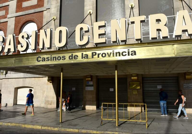 Por el momento solo está habilitado el sector de tragamonedas. Para el ingreso a las salas de juego, se deberá sacar un turno para jugar a través de la aplicación Cuidar.