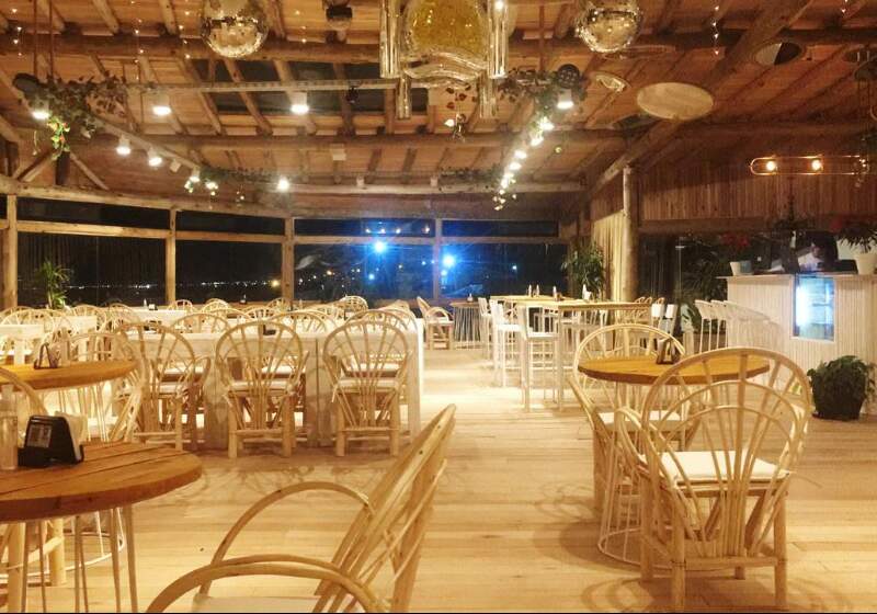 Luego del incendio que destruyó el emblemático salón de playa, se anunció la apertura oficial. Más amplio, con una vista deslumbrante, la mejor cocina y excelente atención.