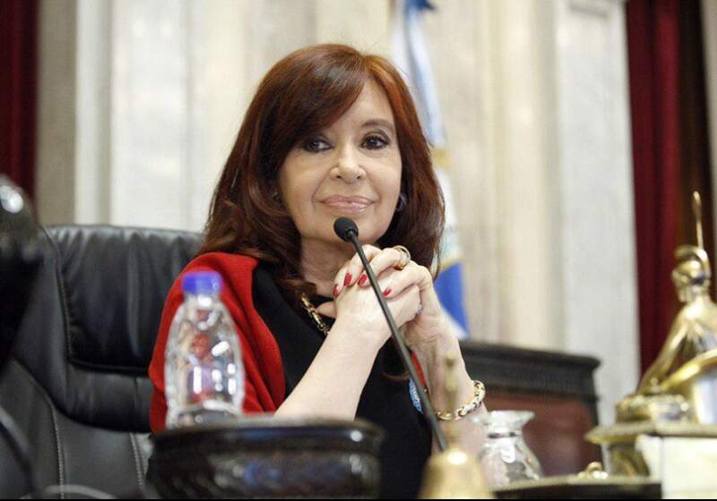 La vicepresidenta realizó un balance en su cuenta de Twitter, donde deseó felices fiestas a todos los ciudadanos y dijo que “muy difícil para la mayoría de los argentinos”. 