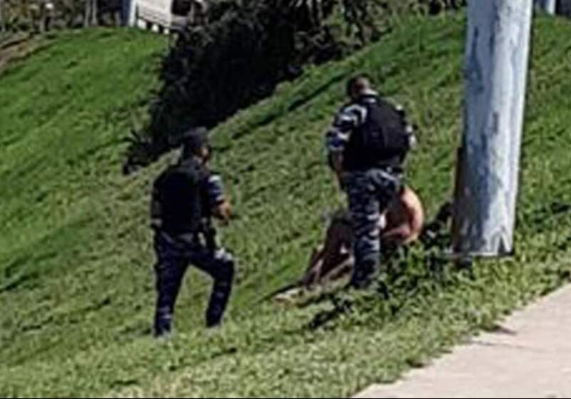 El hecho ocurrió en la tarde de este martes en el Parque San Martín. La pareja fue vista por un vecino, quien alertó a la Policía de lo sucedido.
