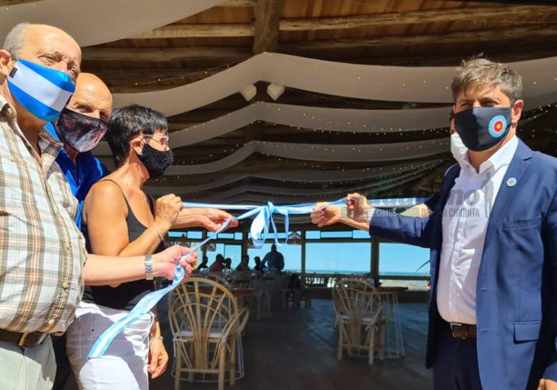 El mandatario, antes de irse de Santa Clara del Mar, realizó el tradicional la ceremonia de corte de cinta y así quedó formalizada la apertura del renovado espacio gastronómico.