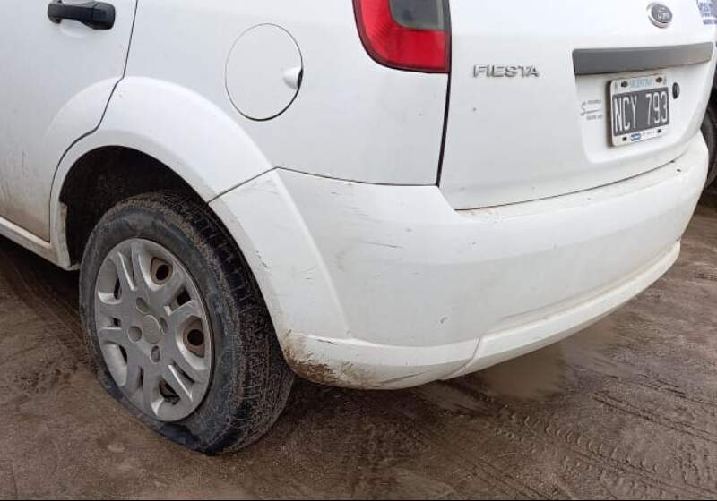 Un hombre aseguró que el trabajador de la playa le rompió las cubiertas del auto, hubo agresiones e intervino la policía. No se encontró ningún elemento cortante.