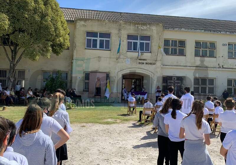 La directora del establecimiento educativo, Roxana Latasa relató la historia de la escuela de pueblo que se convirtió en un emblema para la localidad.