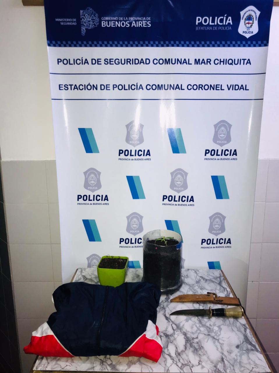 Coronel Vidal: la policía allanó la casa de un menor de edad que amenazó a un vecino con un arma blanca