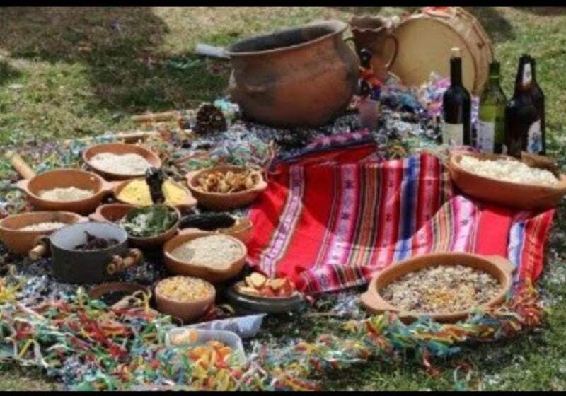 Con granos, semillas, alimentos naturales, flores, otros tesoros y alguna bebida espirituosa (como la tradicional caña con ruda), en la ceremonia. 