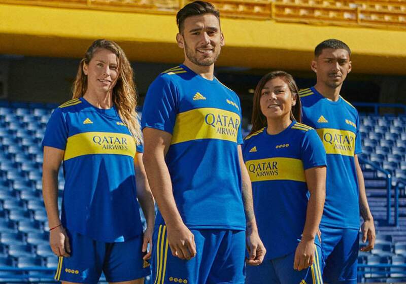 La flamante indumentaria de la marca Adidas tiene las cuatro estrellas ubicadas estratégicamente en el corazón con las iniciales CABJ y la novedad del escudo en la espalda
