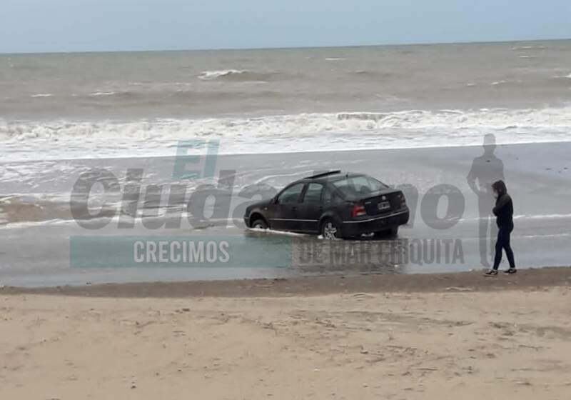 Sucedió este domingo en La Caleta y debieron retirar el rodado con maquinaria de la Delegación de la costa norte de Mar Chiquita. El conductor recibió dos infracciones de tránsito.