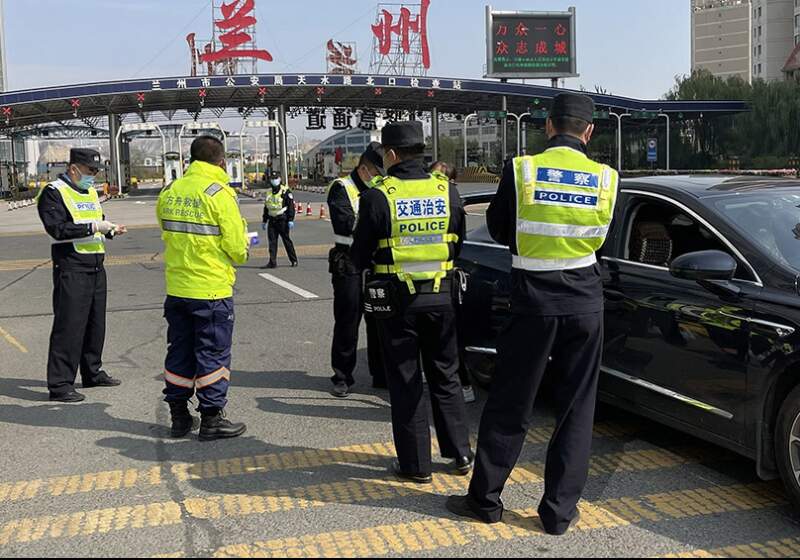 La medida fue dispuesta por las autoridades locales, quienes advirtieron que en la ciudad de Lanzhou "todas los vecindarios residenciales deben permanecer cerrados"