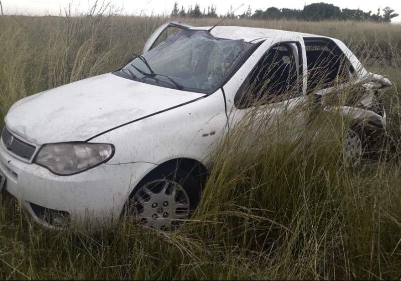 El accidente ocurrió en cercanías de la localidad de Chascomús. Un Fiat Palio con cinco ocupantes se despistó y comenzó a dar tumbos. Todos los que viajaban fallecieron.