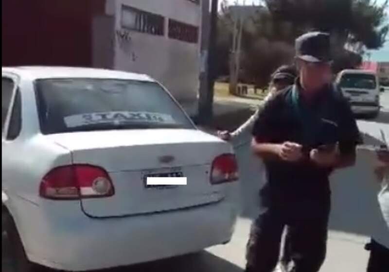 El conductor filmó el momento en que los inspectores le labraban la infracción por estar en un espacio reservado para personas discapacitadas, aunque su pasajera lo era.