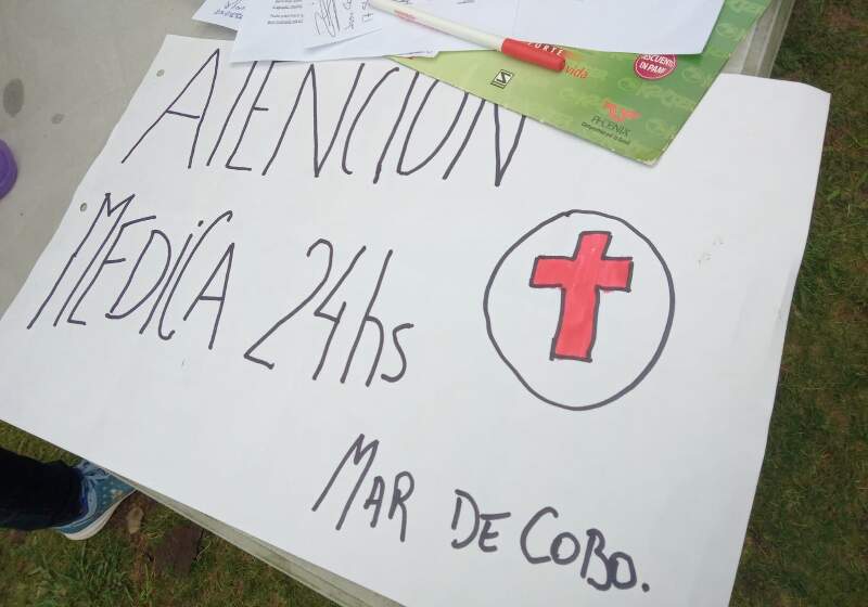 Al menos un centenar de personas protestaron en la puerta de la Unidad Sanitaria de la localidad costera el sábado pro la tarde