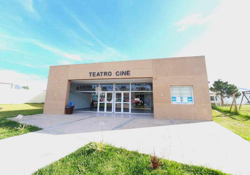 El Cine Teatro Leonardo Favio presenta una grilla que va desde obras teatrales para adultos y niños, hasta ciclos de cine, entre otras propuestas.
