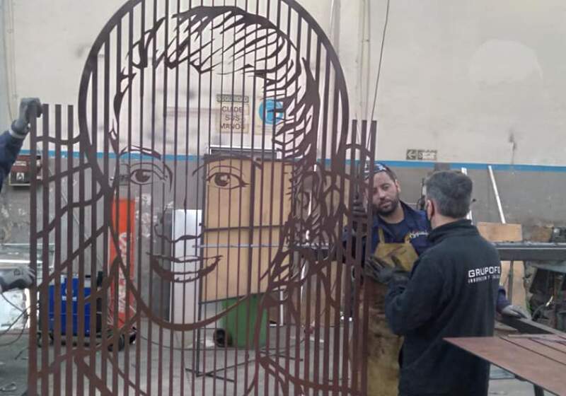 El artista Sebastián Martino, que realizó la obra que homenajea a Maradona en el Parque El Diego, ultima detalles de su nuevo trabajo. Una iniciativa del concejal Carlos Minucci. 