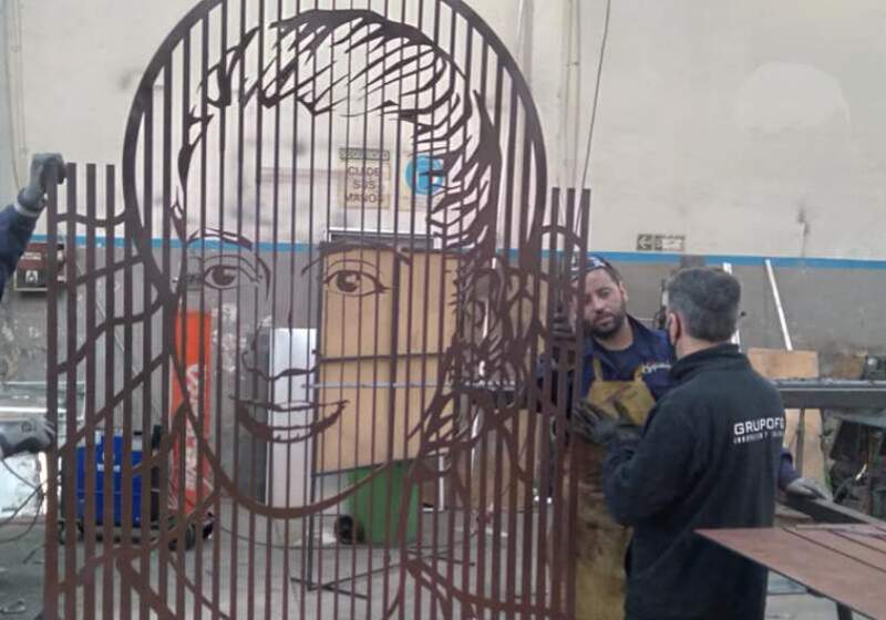 Será este martes en Montecarlo y Mar de Ajó. Se instalará una escultura de Eva Perón de 700 kg, realizada por el mismo artista que construyó el monumento a Maradona.