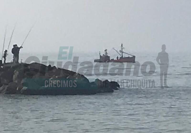 Trabajadores del sector aseguraron que se ven gravemente afectados, ya que los buques generan que el cardumen se desplace mar adentro.