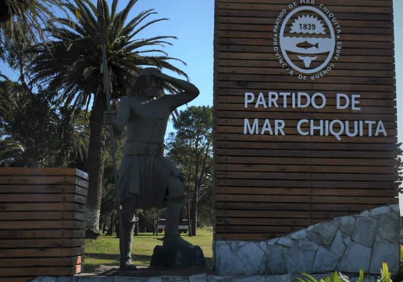 El intendente, Jorge Paredi encabezó la presentación de una escultura en memoria de Nicasio Maciel Arbolito.