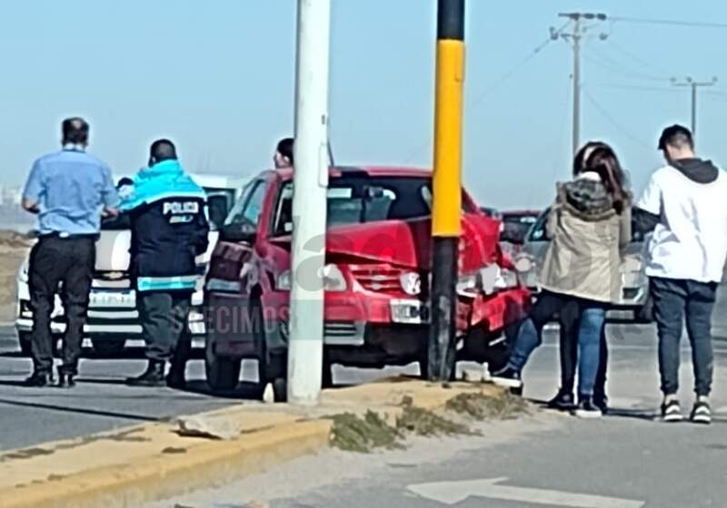 Ocurrió este sábado por la mañana cuando el vehículo impactó contra el semáforo ubicado a la altura de la calle El Gavilán.