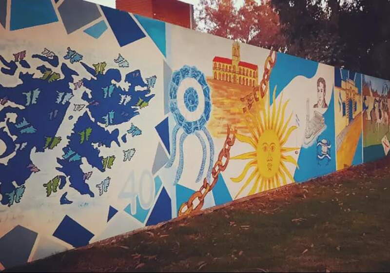 El Municipio agradeció al artista marchiquitense que realizó un mural en la plaza del Bicentenario del barrio de la costa de Mar Chiquita.