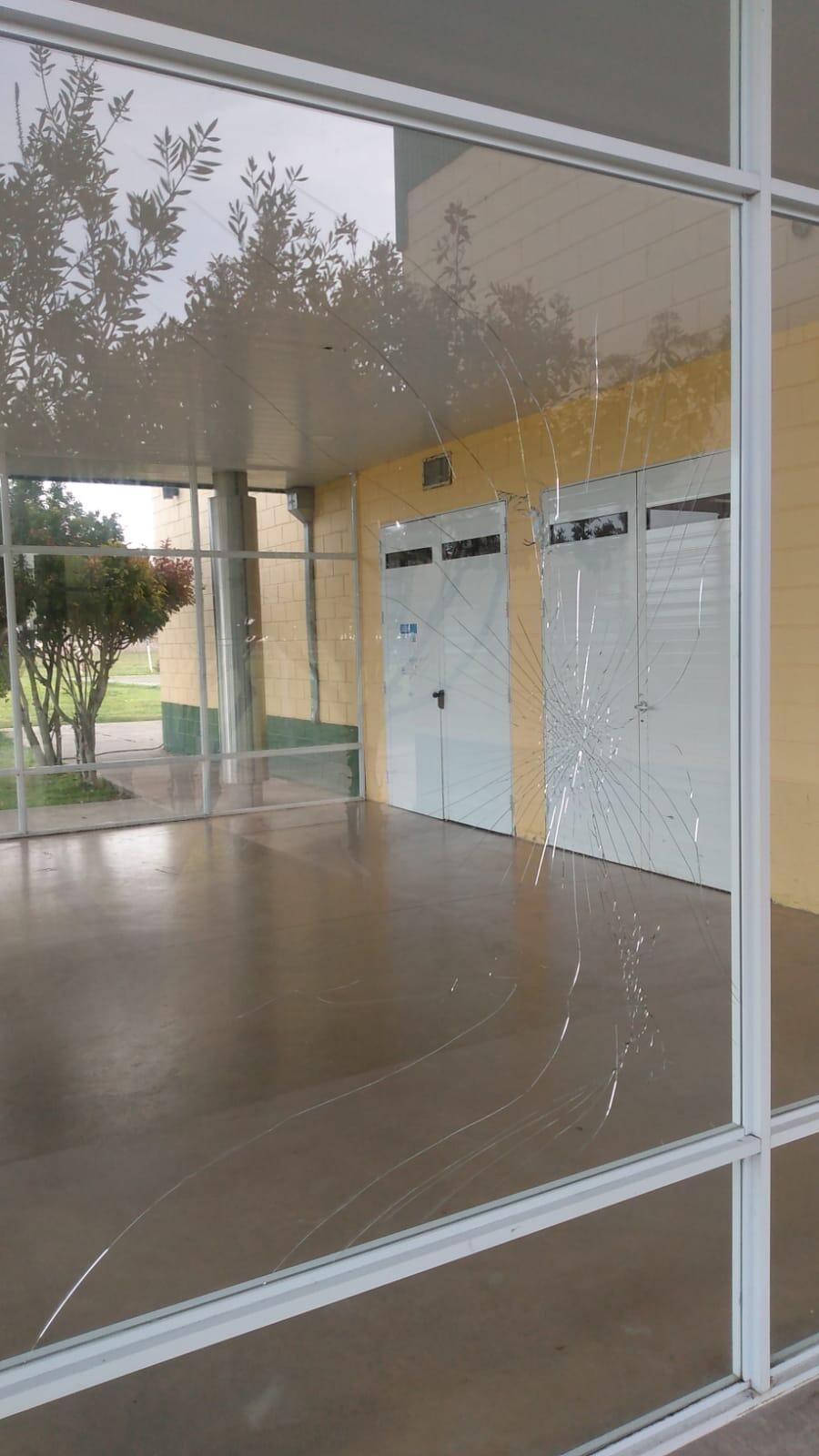Detienen a un adolescente que provocó destrozos en el polideportivo de Vivoratá