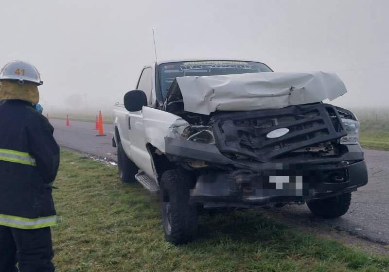 Un hombre falleció tras la colisión entre una camioneta y un camión. En el momento del accidente "había una mucha niebla".