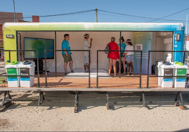 El móvil del Ministerio de Ambiente de la Nación, está ubicado en la Rotonda del Contrabandista de Santa Clara, con juegos interactivos, realidad virtual, pantallas e información.